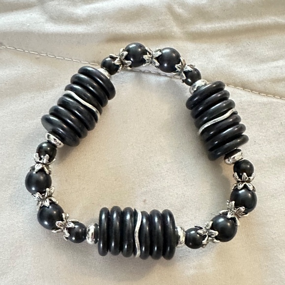Black Onyx and silver tone stretchy bracelet. Rounds and discs - Picture 3 of 11